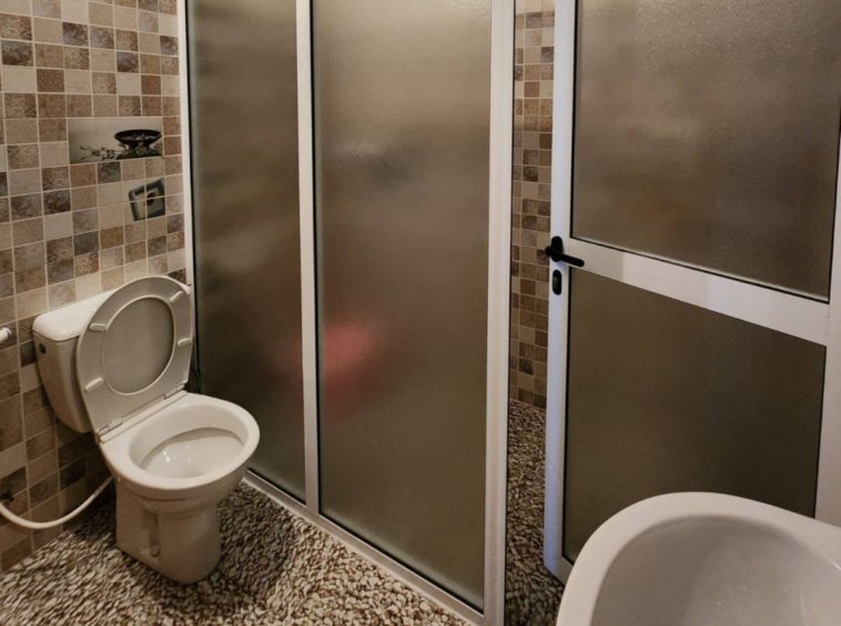 Modern bathroom with a bidet in a Kridari-managed apartment.