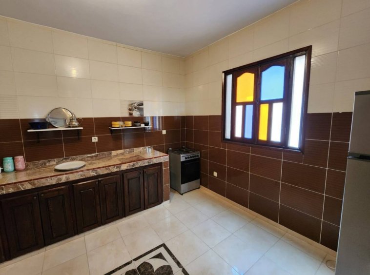 Couple enjoying breakfast in a Kridari rental kitchen.