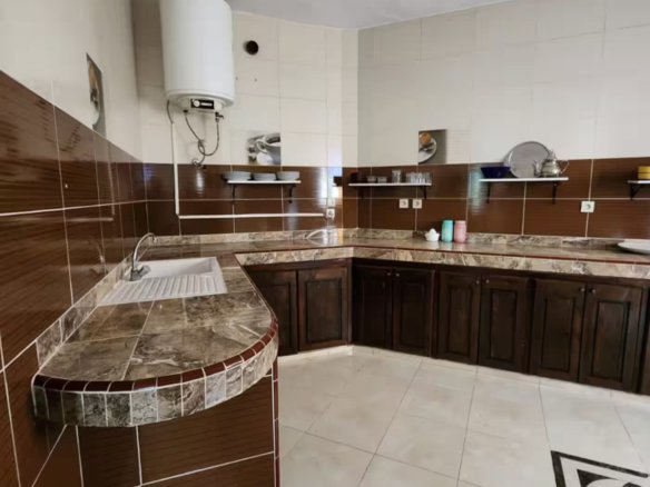 Couple enjoying breakfast in a Kridari rental kitchen.
