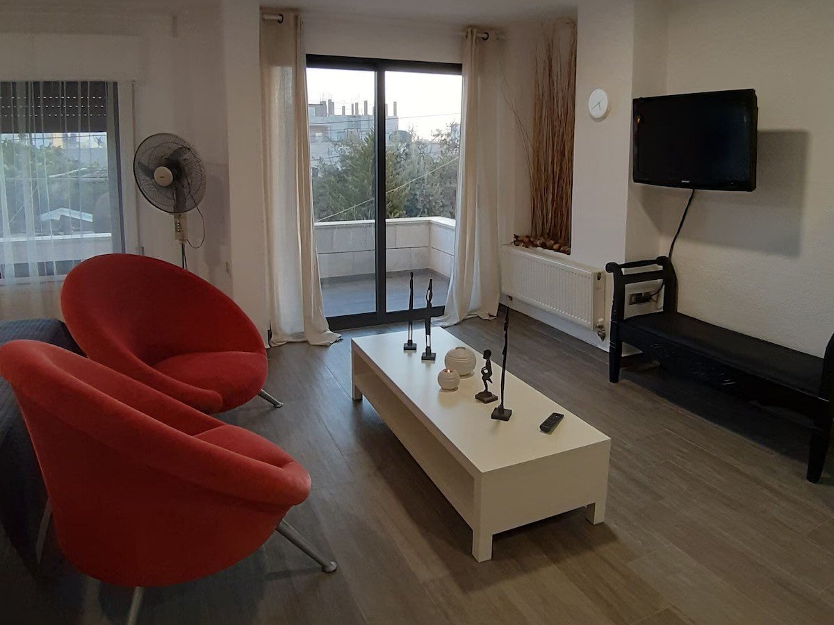 Modern Kridari rental living area.