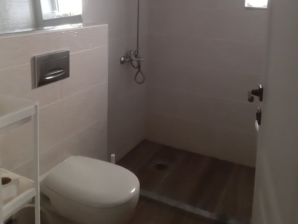 Stylish Kridari rental bathroom.