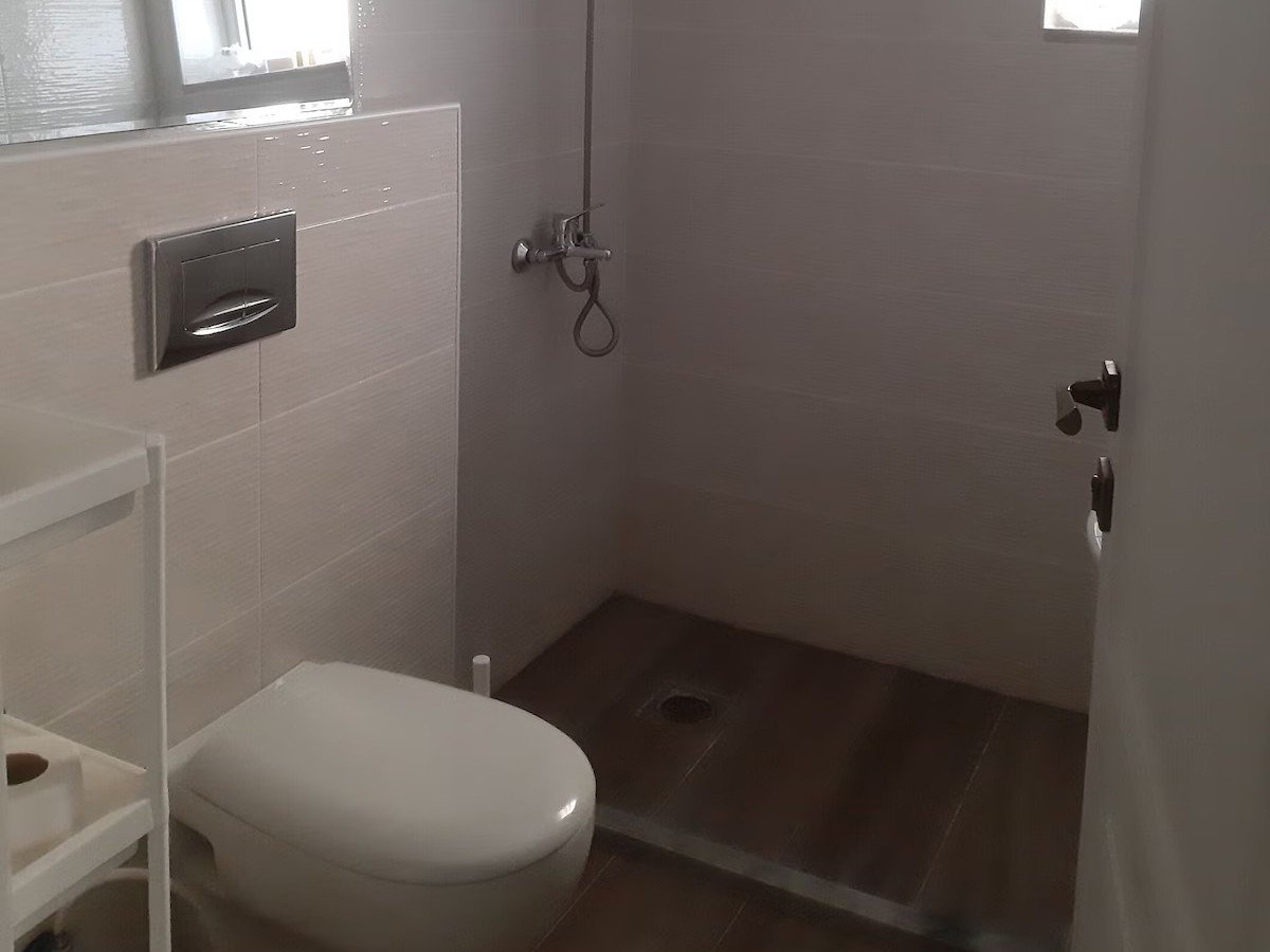 Stylish Kridari rental bathroom.