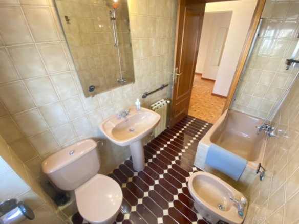 Modern Kridari apartment bathroom.