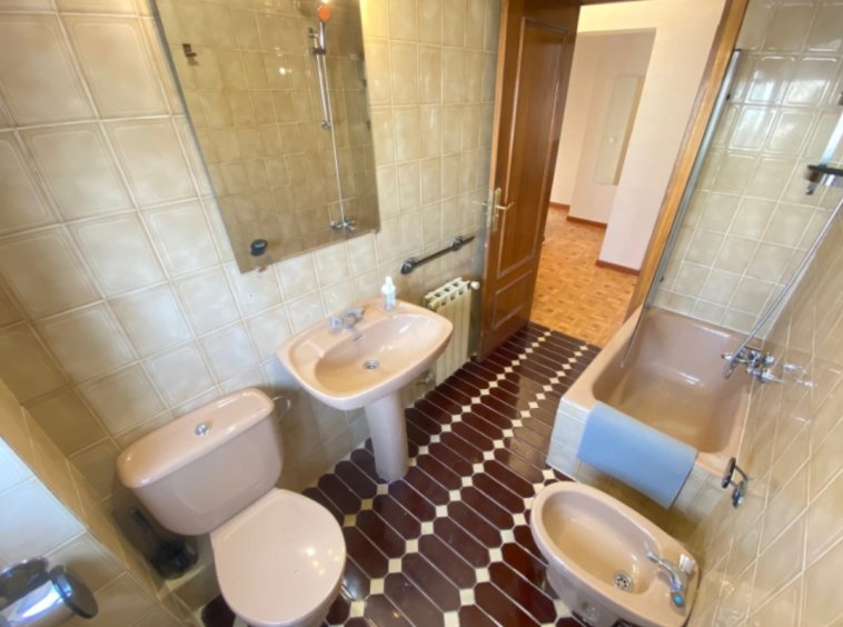 Modern Kridari apartment bathroom.