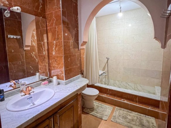 Modern bathroom with a bidet in a Kridari-managed apartment.